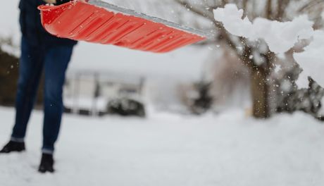 Kto odpowiada za odśnieżanie chodnika w 2026 roku? Przepisy, obowiązki i konsekwencje