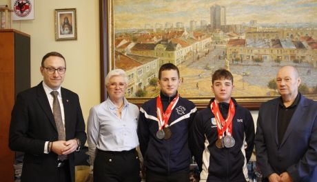 Młodzi mistrzowie UKS „Delfin” z wizytą u prezydenta Tarnobrzega