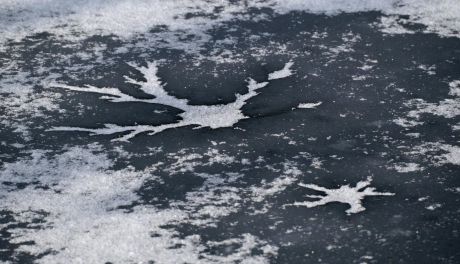 Zamarznięte akweny to śmiertelna pułapka. Służby apelują o rozwagę zimą