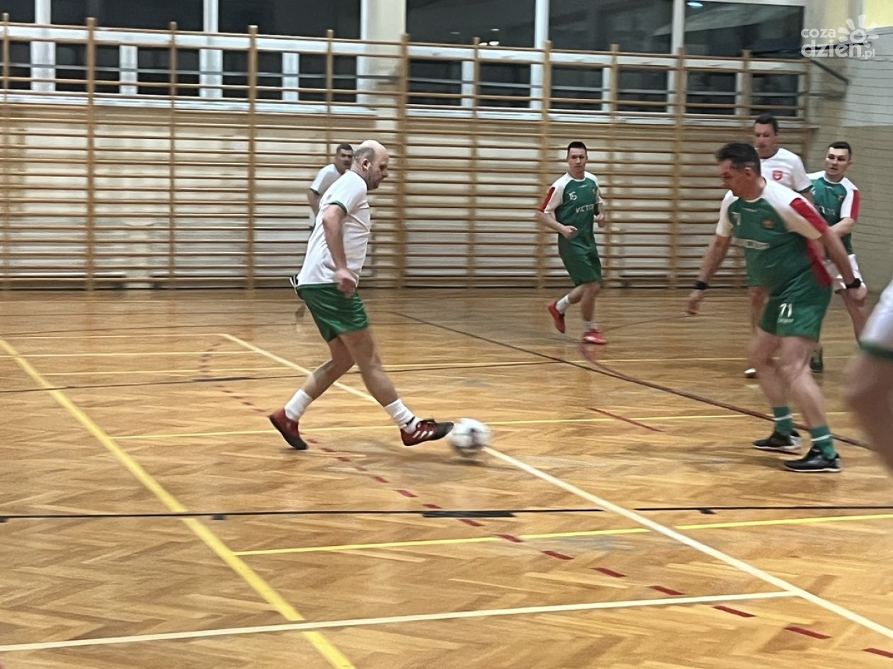 Samorządowcy zagrali dla Karolinki. Klimontów najlepszy w turnieju halowej piłki nożnej