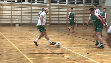 Samorządowcy zagrali dla Karolinki. Klimontów najlepszy w turnieju halowej piłki nożnej