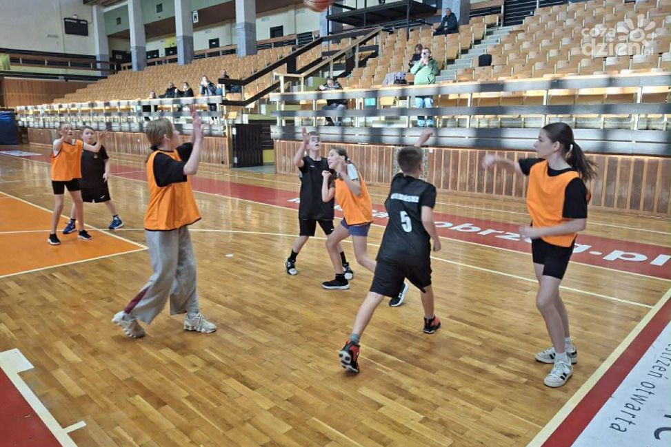 Młodzi koszykarze SP nr 4 sprawdzili formę w sparingach z Siarką Tarnobrzeg