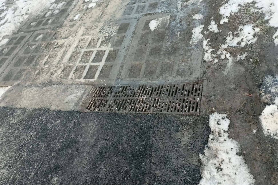 Uszkodzona kratka odpływowa na Zamiejskiej i Łąkowej. Radny apeluje o pilną interwencję