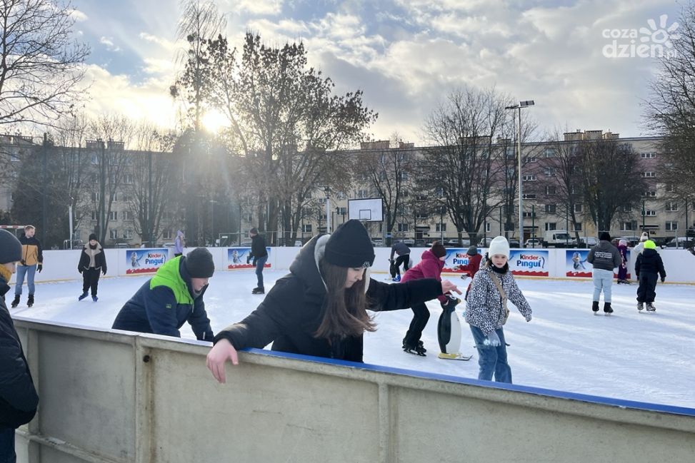 Nauka jazdy na łyżwach na Białym Orliku. MOSiR zaprasza w czasie ferii