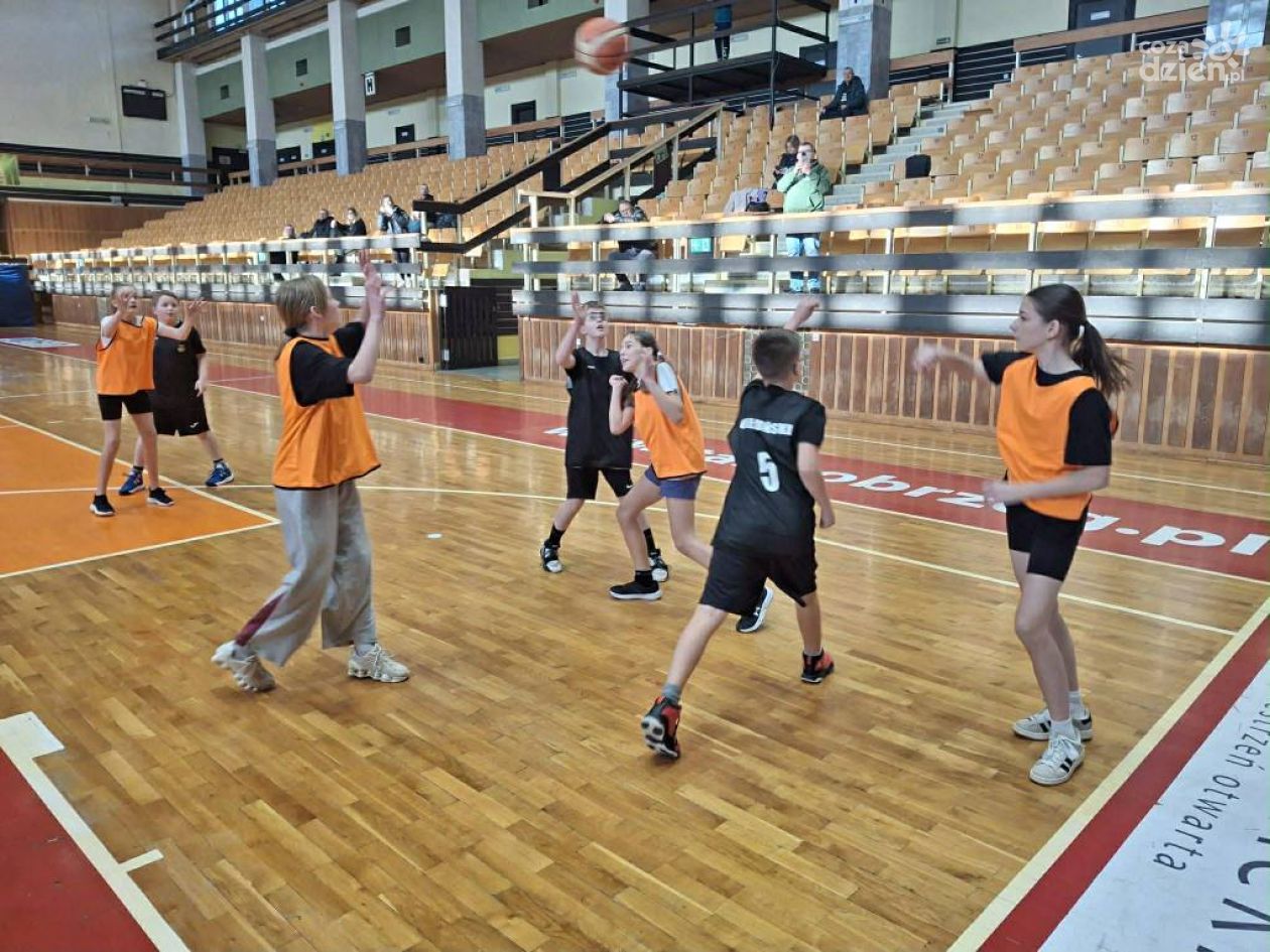Młodzi koszykarze SP nr 4 sprawdzili formę w sparingach z Siarką Tarnobrzeg