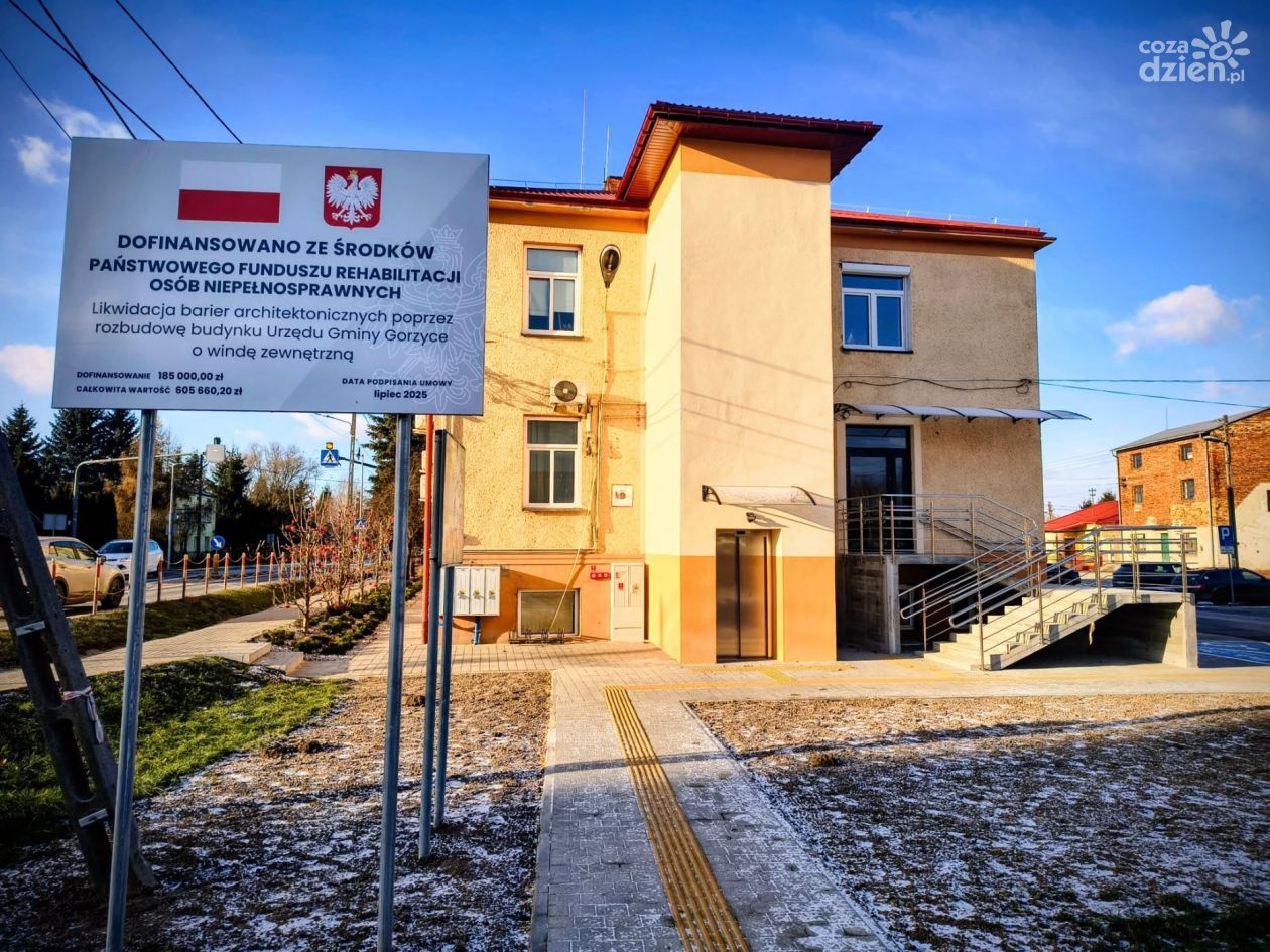 Urząd Gminy Gorzyce bez barier. Nowa winda już działa