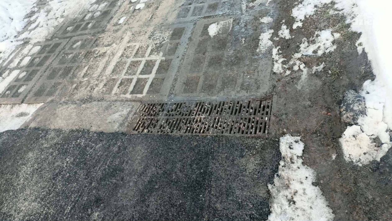 Uszkodzona kratka odpływowa na Zamiejskiej i Łąkowej. Radny apeluje o pilną interwencję