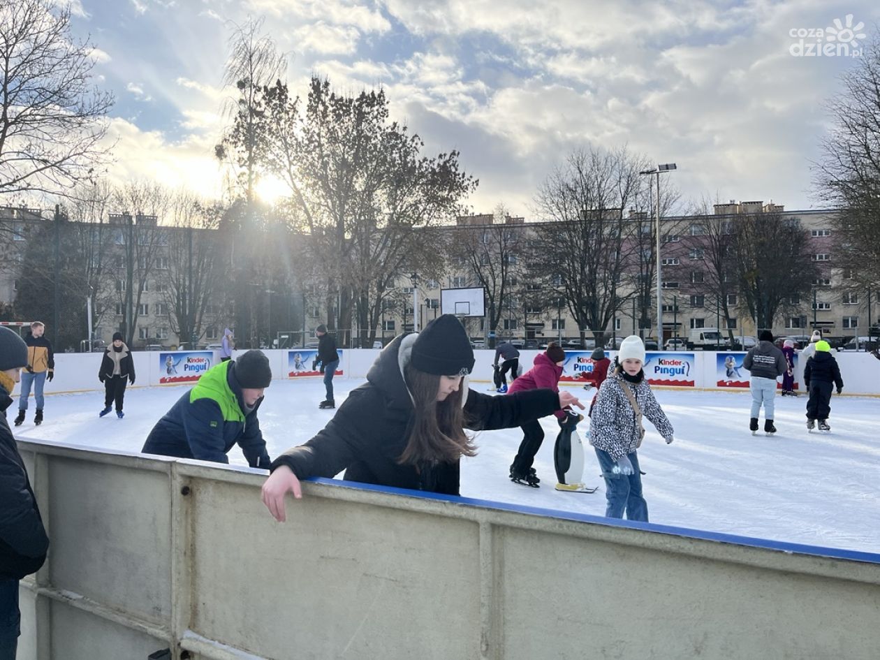 Nauka jazdy na łyżwach na Białym Orliku. MOSiR zaprasza w czasie ferii