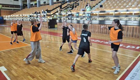 Młodzi koszykarze SP nr 4 sprawdzili formę w sparingach z Siarką Tarnobrzeg