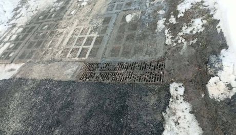 Uszkodzona kratka odpływowa na Zamiejskiej i Łąkowej. Radny apeluje o pilną interwencję