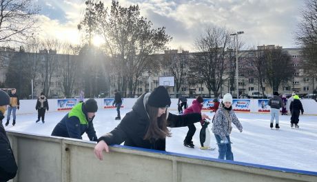 Nauka jazdy na łyżwach na Białym Orliku. MOSiR zaprasza w czasie ferii