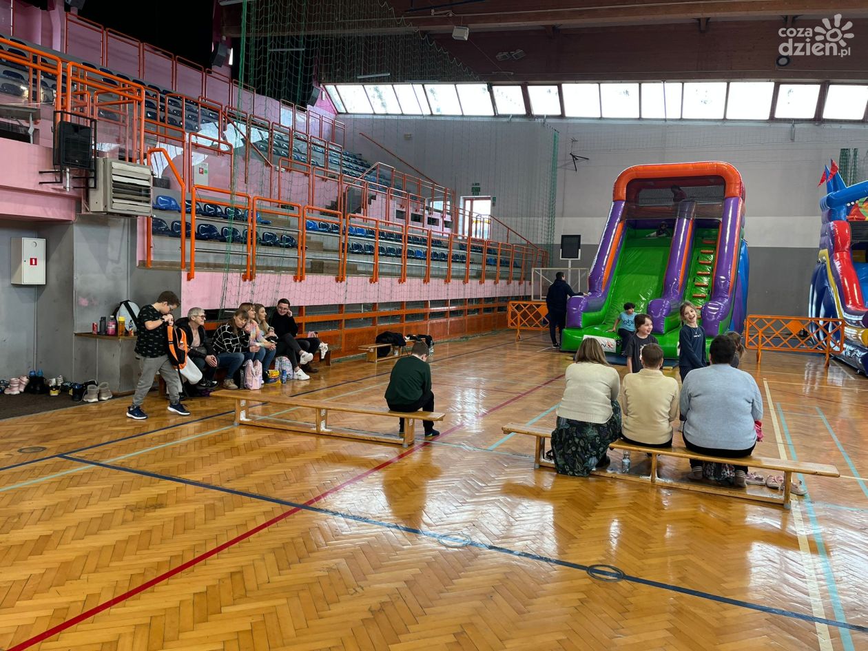 Ferie w Sandomierzu: dzieciaki bawiły się i aktywnie spędzały czas w hali MOSiR