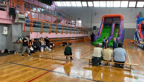 Ferie w Sandomierzu: dzieciaki bawiły się i aktywnie spędzały czas w hali MOSiR