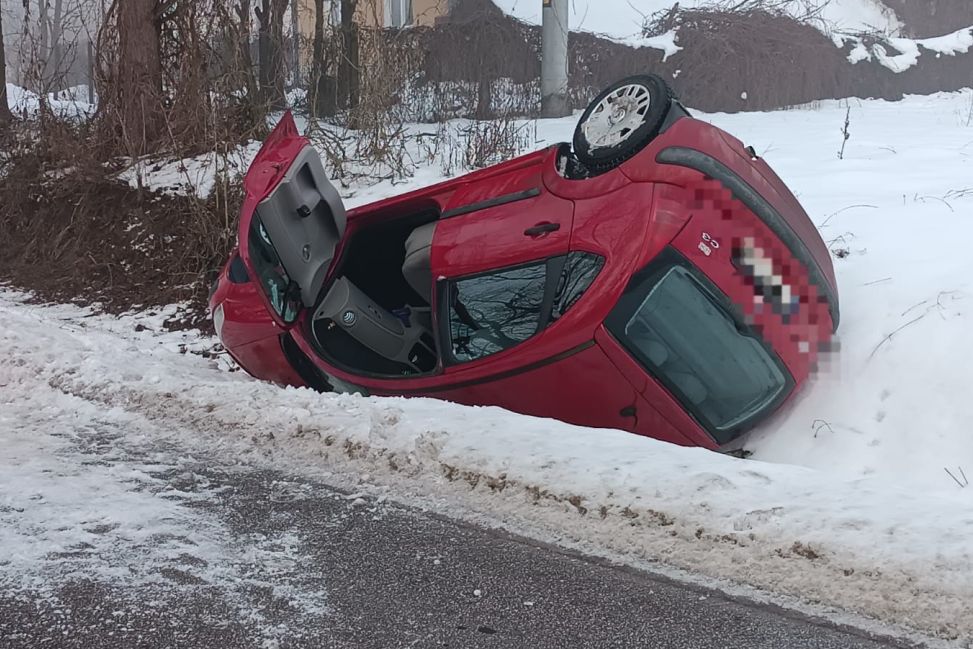 Wypadek samochodu osobowego w Chobrzanach. Kobieta trafiła do szpitala
