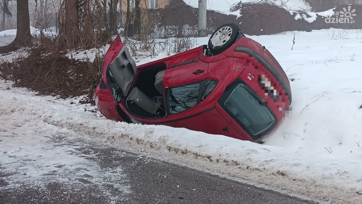 Wypadek samochodu osobowego w Chobrzanach. Kobieta trafiła do szpitala