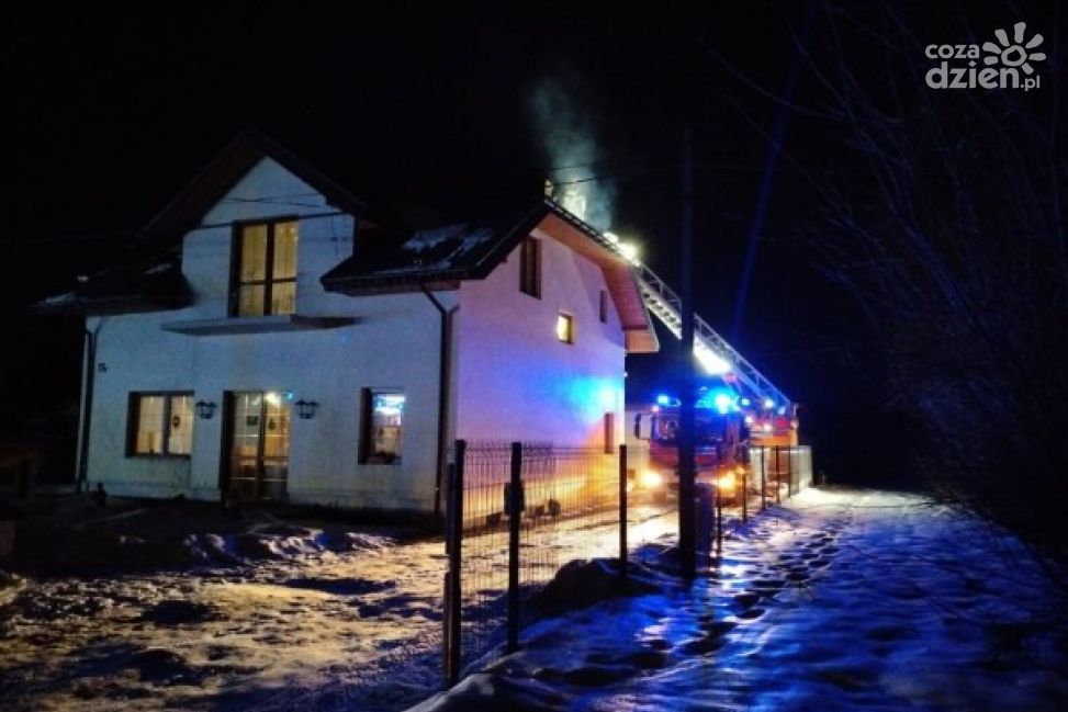 Pożar sadzy w kominie w Pokrzywiance. Interweniowali strażacy