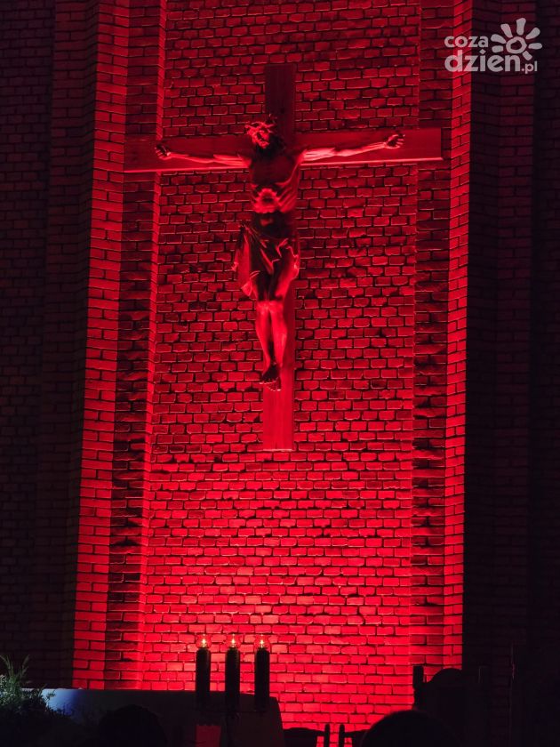 Wieczór Uwielbienia w parafii Podwyższenia Krzyża Świętego w Sandomierzu