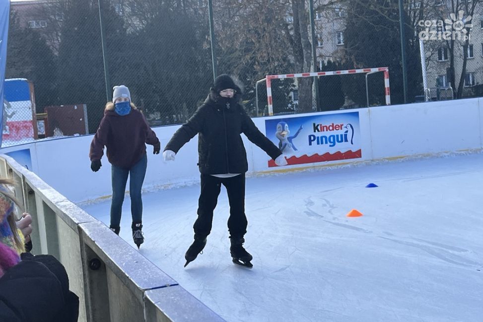 Zimowa zabawa i sportowe emocje na lodzie w Sandomierzu