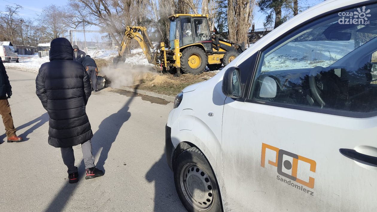 Awaria sieci ciepłowniczej przy ul. Portowej. Obniżone parametry ogrzewania na osiedlu Huta