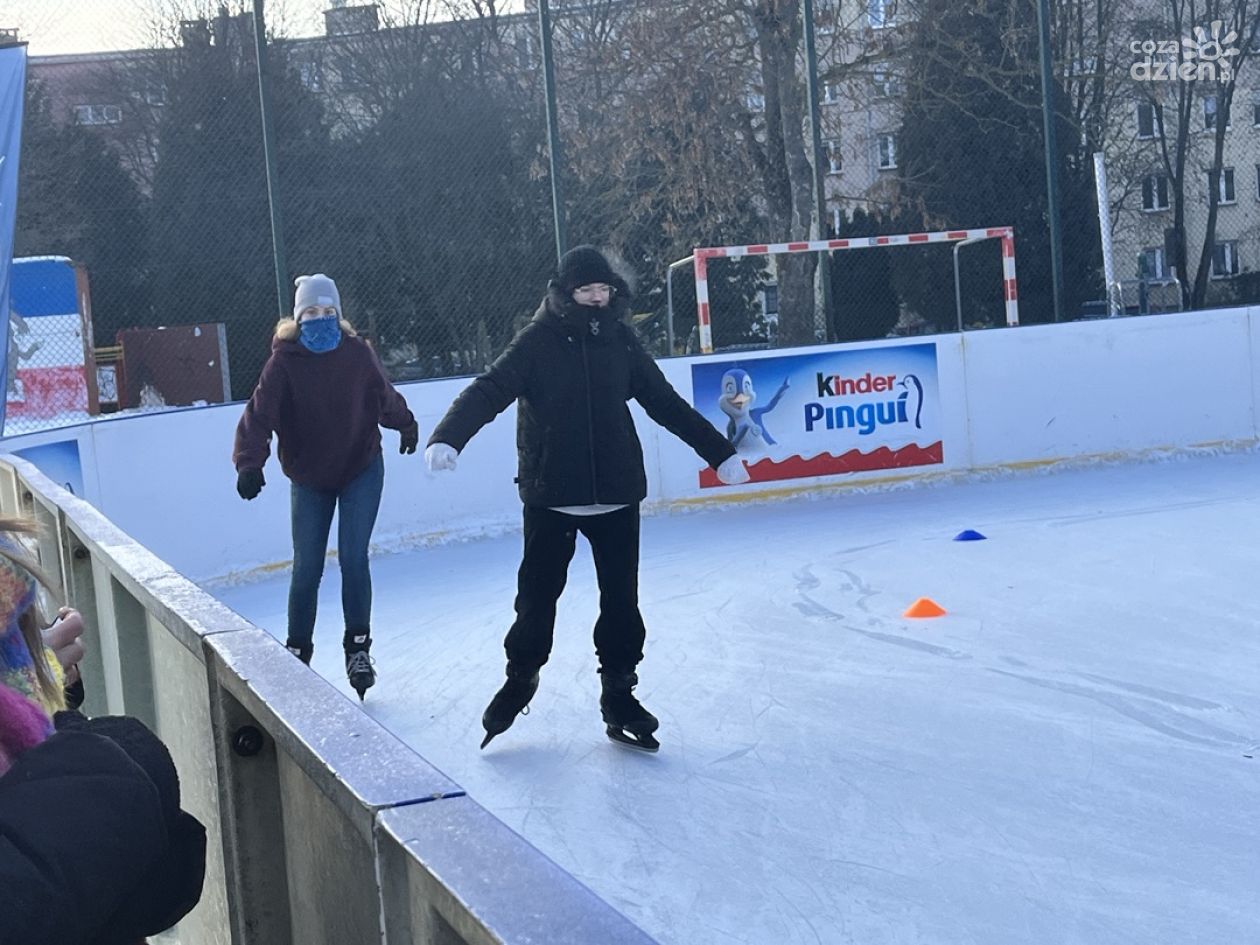Zimowa zabawa i sportowe emocje na lodzie w Sandomierzu