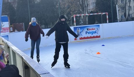 Zimowa zabawa i sportowe emocje na lodzie w Sandomierzu