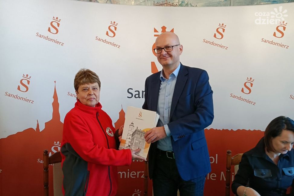 Blisko 1,2 mln zł dla organizacji pozarządowych w Sandomierzu. Miasto podpisało 30 umów