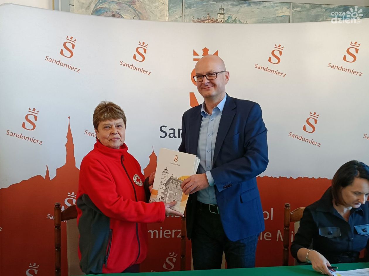 Blisko 1,2 mln zł dla organizacji pozarządowych w Sandomierzu. Miasto podpisało 30 umów