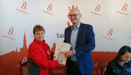 Blisko 1,2 mln zł dla organizacji pozarządowych w Sandomierzu. Miasto podpisało 30 umów