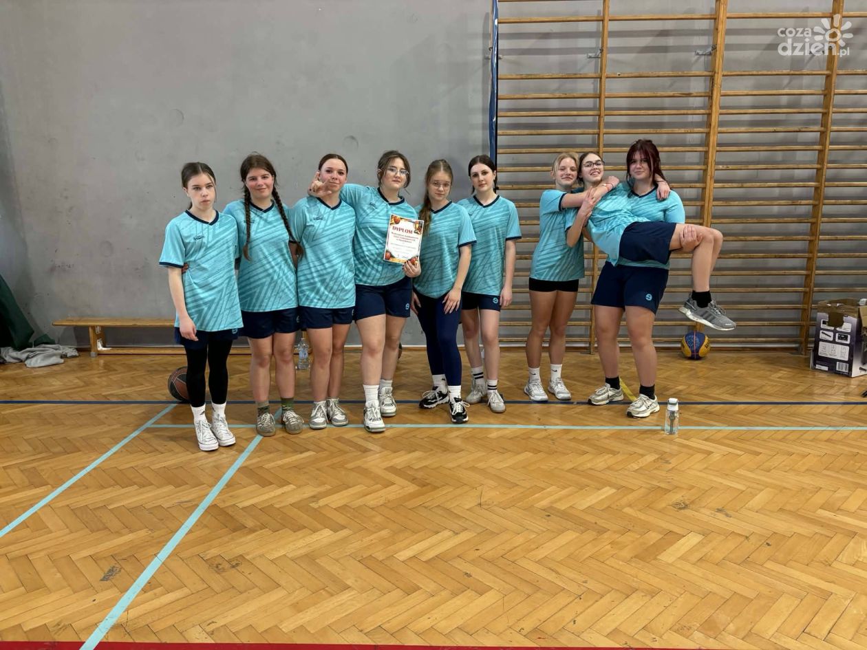 Srebrny sukces koszykarek SP3 na Mistrzostwach Sandomierza