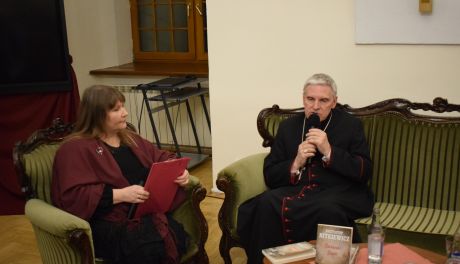 Wieczór z książką i pączkiem w seminarium