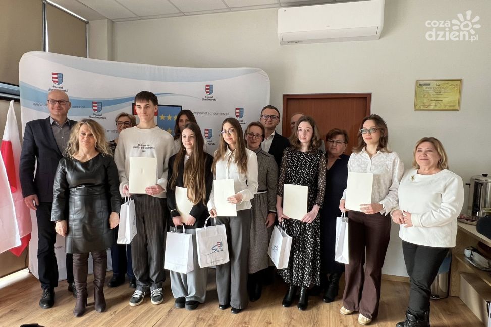Stypendia Prezesa Rady Ministrów wręczone uczniom z Powiatu Sandomierskiego