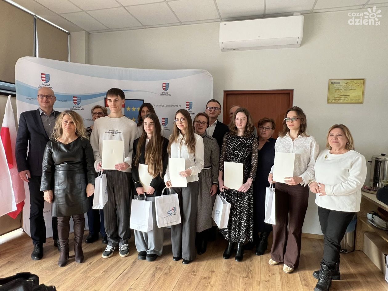 Stypendia Prezesa Rady Ministrów wręczone uczniom z Powiatu Sandomierskiego
