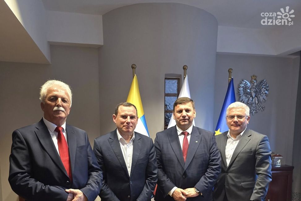 Podpisano program budowy drogi dla pieszych na DK9