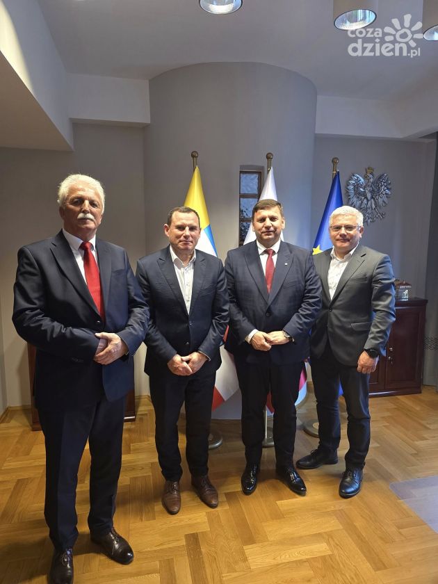 Podpisano program budowy drogi dla pieszych na DK9