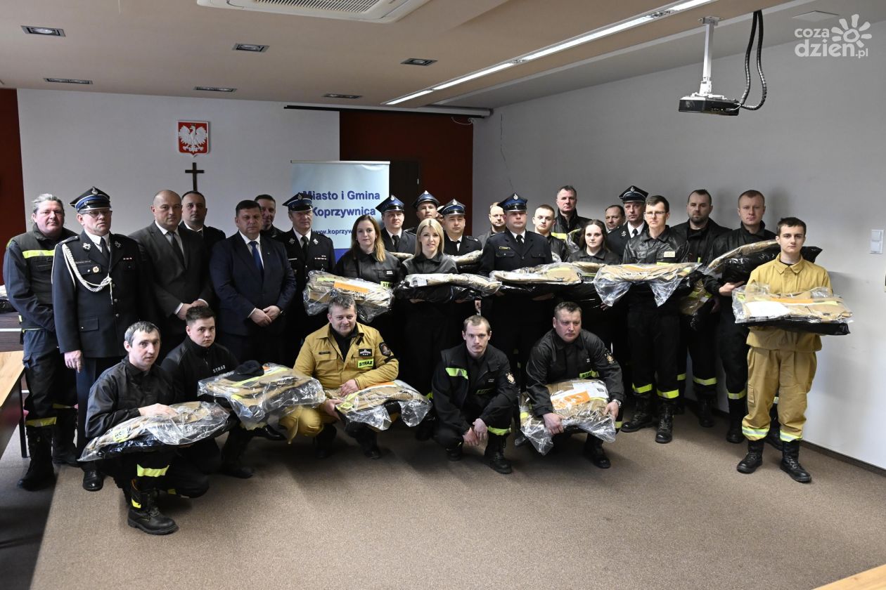 Nowe mundury i agregaty dla OSP w Koprzywnicy