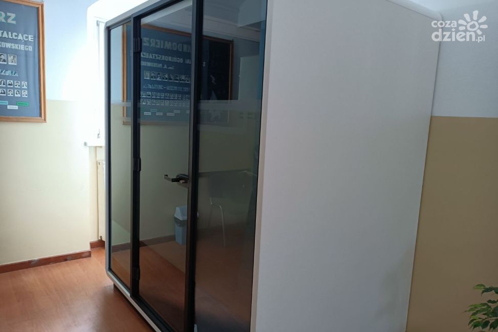 Strefa ciszy i kabina akustyczna w Collegium Gostomianum. Szkoła stawia na dobrostan uczniów