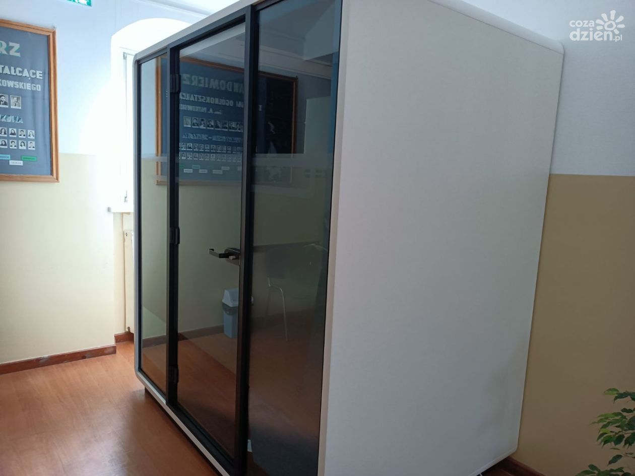 Strefa ciszy i kabina akustyczna w Collegium Gostomianum. Szkoła stawia na dobrostan uczniów