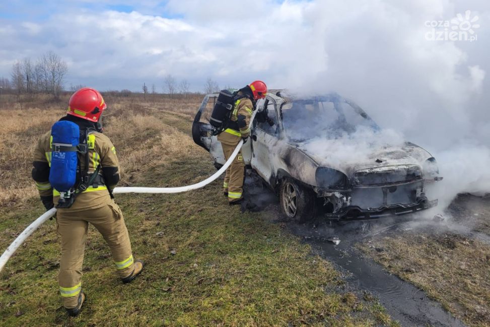 Pożar samochodu w Sandomierzu. Nikt nie ucierpiał