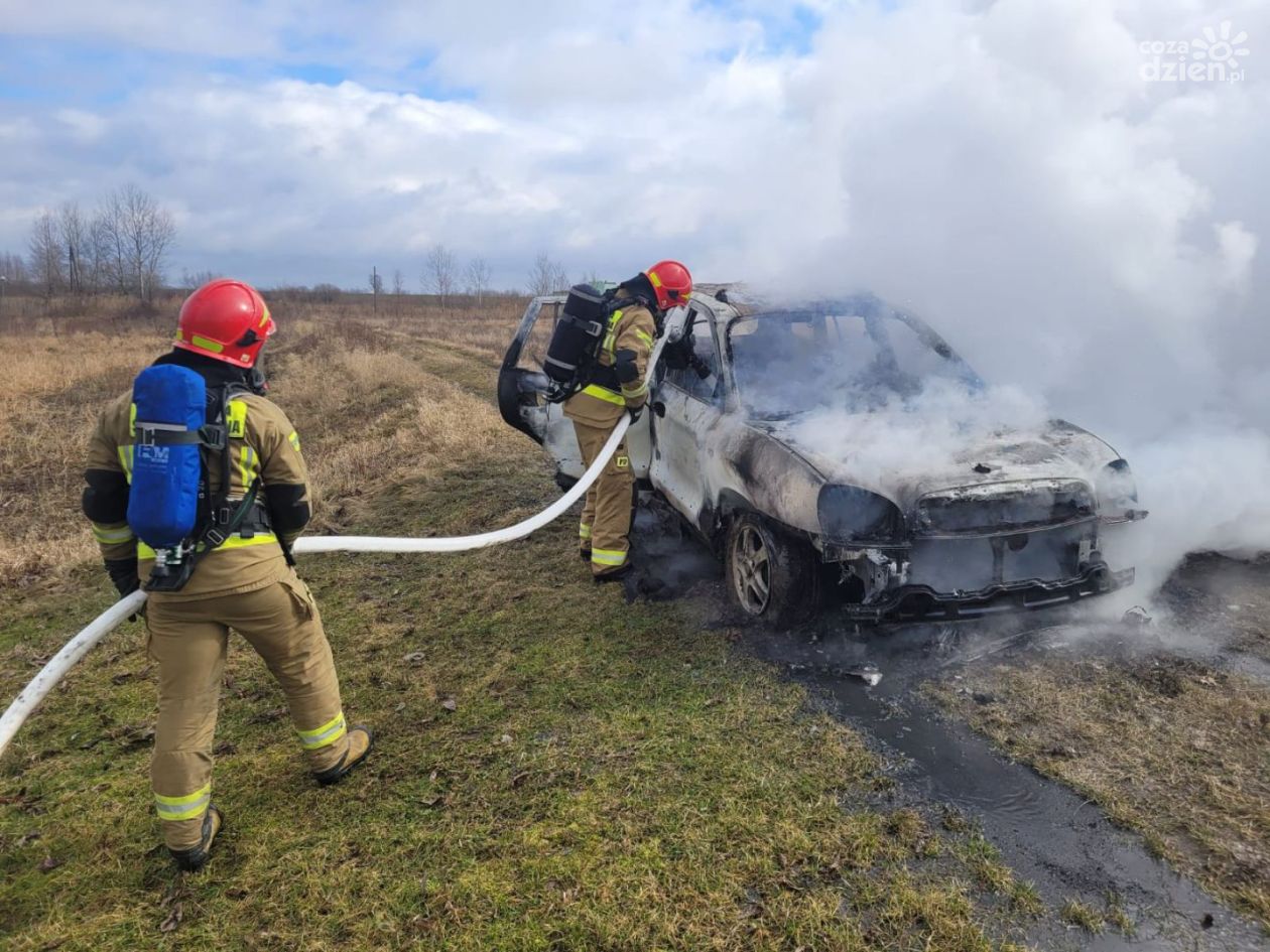 Pożar samochodu w Sandomierzu. Nikt nie ucierpiał