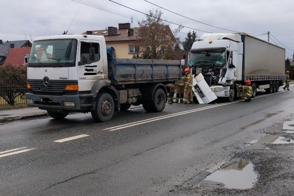 Kolizja ciężarówek na ul. Lwowskiej w Sandomierzu. Jedna osoba trafiła do szpitala