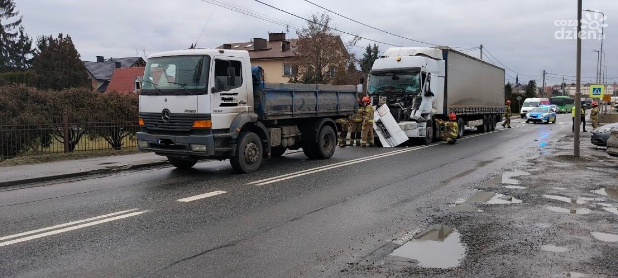 Kolizja ciężarówek na ul. Lwowskiej w Sandomierzu. Jedna osoba trafiła do szpitala