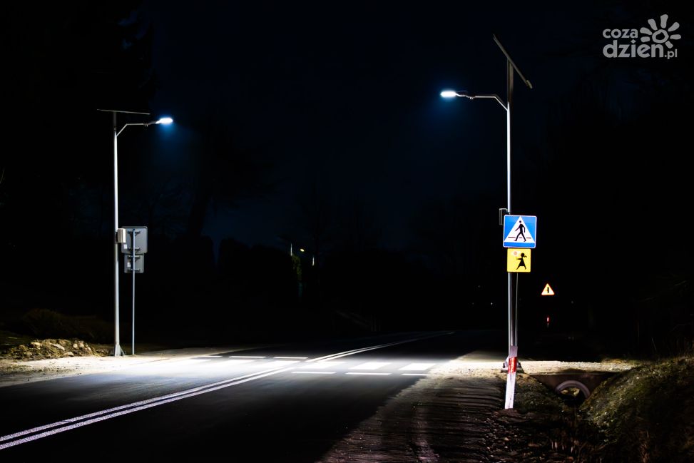 Bezpieczniejsze drogi wojewódzkie w powiecie sandomierskim: aktywne znaki i oświetlenia solarne