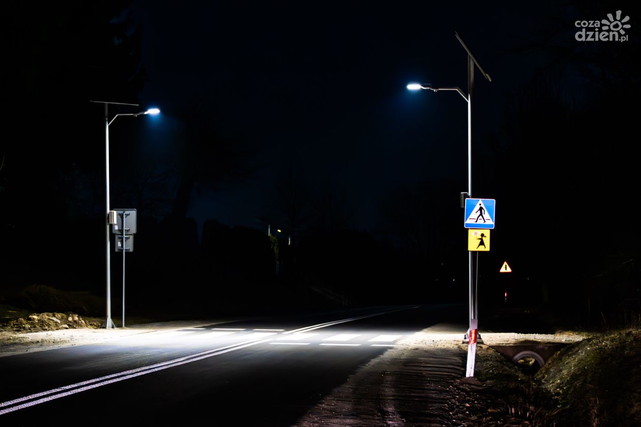 Bezpieczniejsze drogi wojewódzkie w powiecie sandomierskim: aktywne znaki i oświetlenia solarne