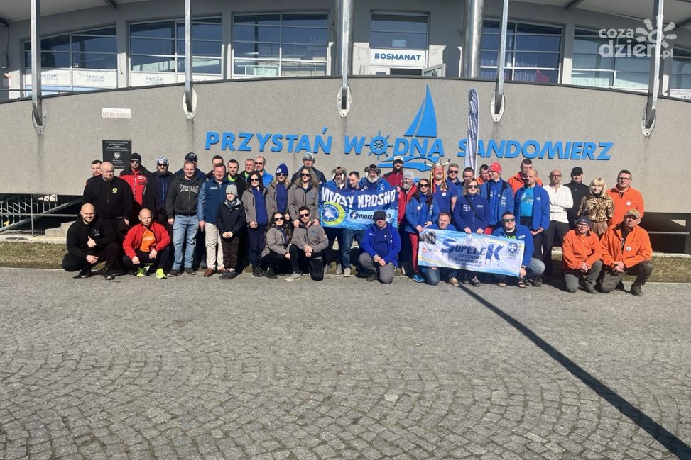 40 morsów wzięło udział w IX Przeprawie Wisły wpław w Sandomierzu