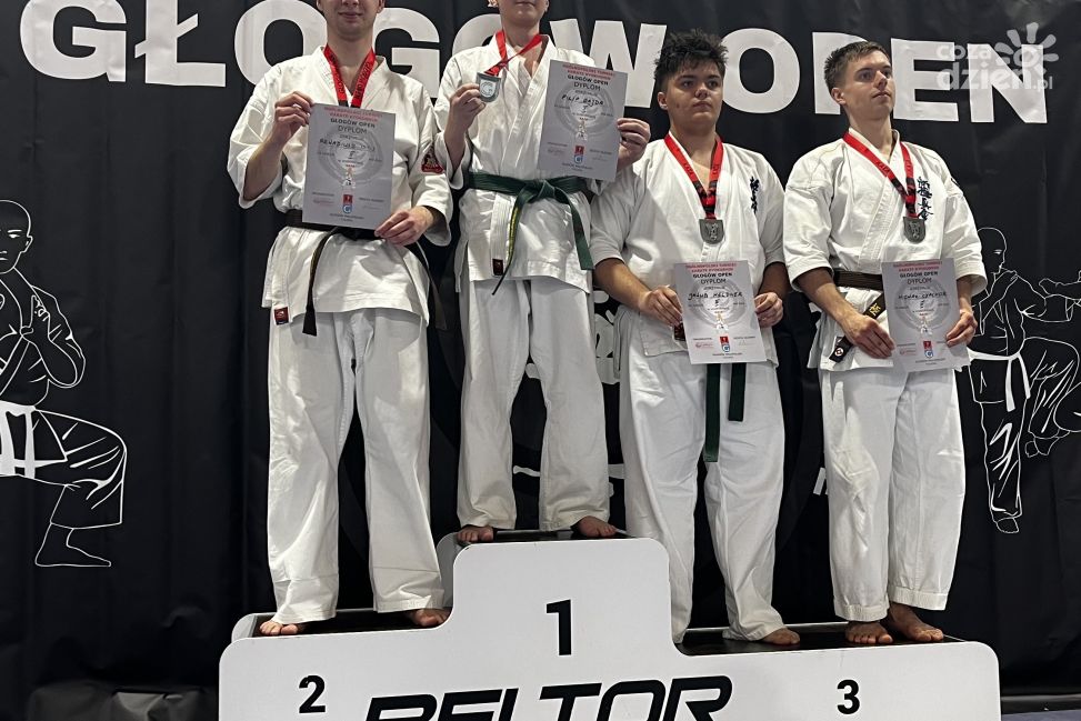 Filip Gajda na podium ogólnopolskiego turnieju karate