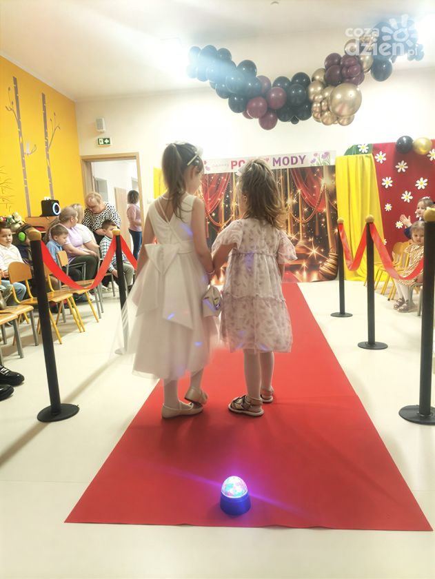 Pokaz Mody Małych Dam w Przedszkolu nr 6 w Sandomierzu