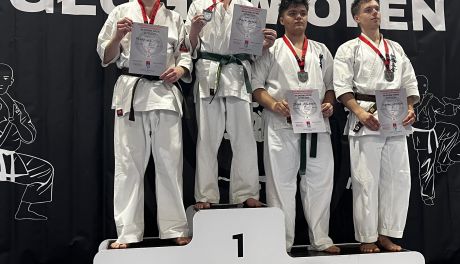 Filip Gajda na podium ogólnopolskiego turnieju karate
