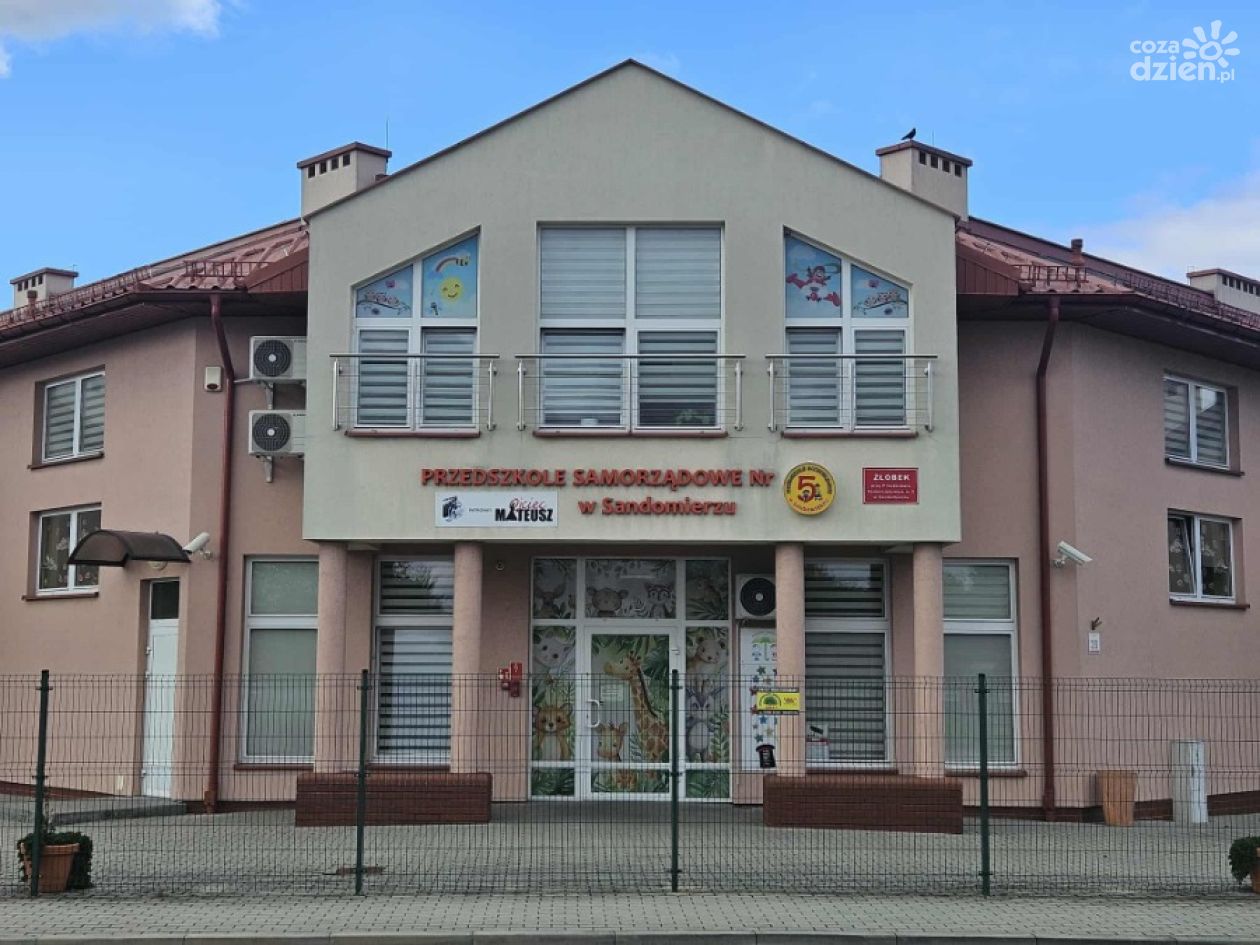 Przeciekający dach w przedszkolu nr 5 w Sandomierzu. Miasto zapowiada kompleksowy remont
