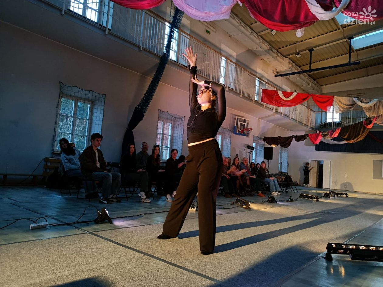 Pokaz Eko Mody w Collegium Gostomianum. Ubrania z drugiej ręki na wybiegu