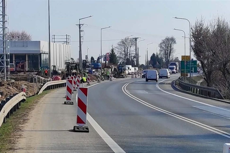 Utrudnienia na DK77 w Sandomierzu. Powstaje chodnik przy ul. Kwiatkowskiego